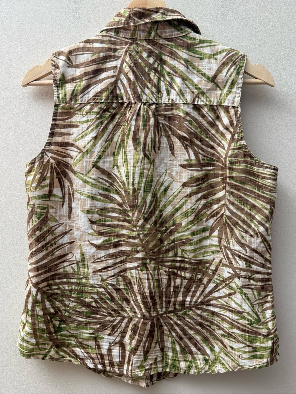Liz Claiborne Sleeveless Button-Front Palm Print Top in Brown & Green - Picture 4 of 5